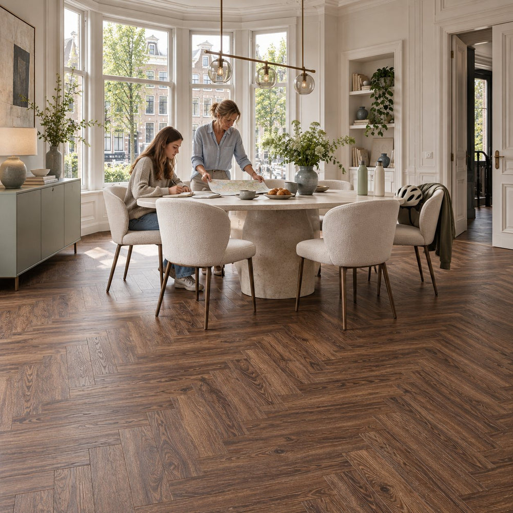 Natura Visgraat Dark Oak Klik PVC – sfeerbeeld: eetkamer met ronde tafel en witte stoelen, gezin aan tafel