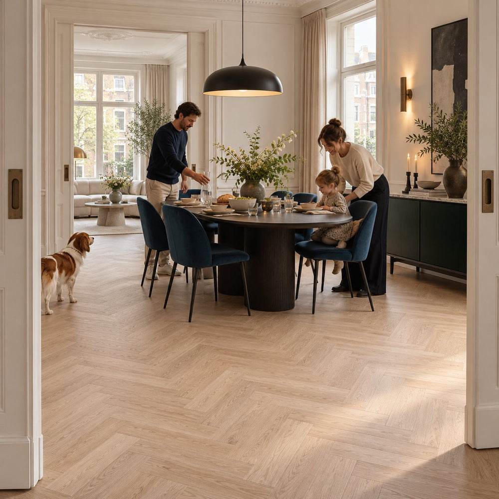 Natura Visgraat Light Oak Klik PVC – sfeerbeeld: klassieke eetkamer met donkere ronde tafel, hond in de deuropening
