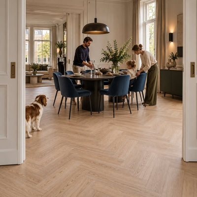 Natura Visgraat Light Oak Klik PVC – sfeerbeeld: gezin dekt de tafel in een klassieke eetkamer met en-suite deuren
