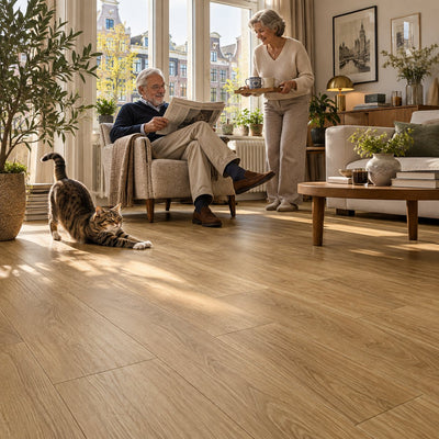 Pera Erguvan Ultra Mat Waterbestendig 8.0mm Laminaat – sfeerbeeld: woonkamer met fauteuil, ouder stel en kat