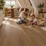 Pera Gerbera Ultra Mat Waterbestendig 8.0mm Laminaat – sfeerbeeld: zolderkamer, moeder en kind spelen met blokken