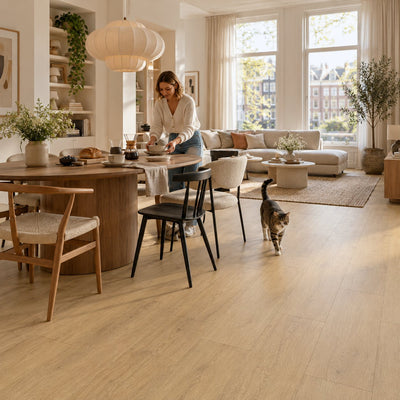 Pera Mimoza Ultra Mat Waterbestendig 8.0mm Laminaat – sfeerbeeld: eetkamer met ronde tafel, vrouw en kat