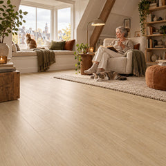 Pera Zambak Ultra Mat Waterbestendig 8.0mm Laminaat – sfeerbeeld: zolderwoonkamer met fauteuil, vrouw leest, katten