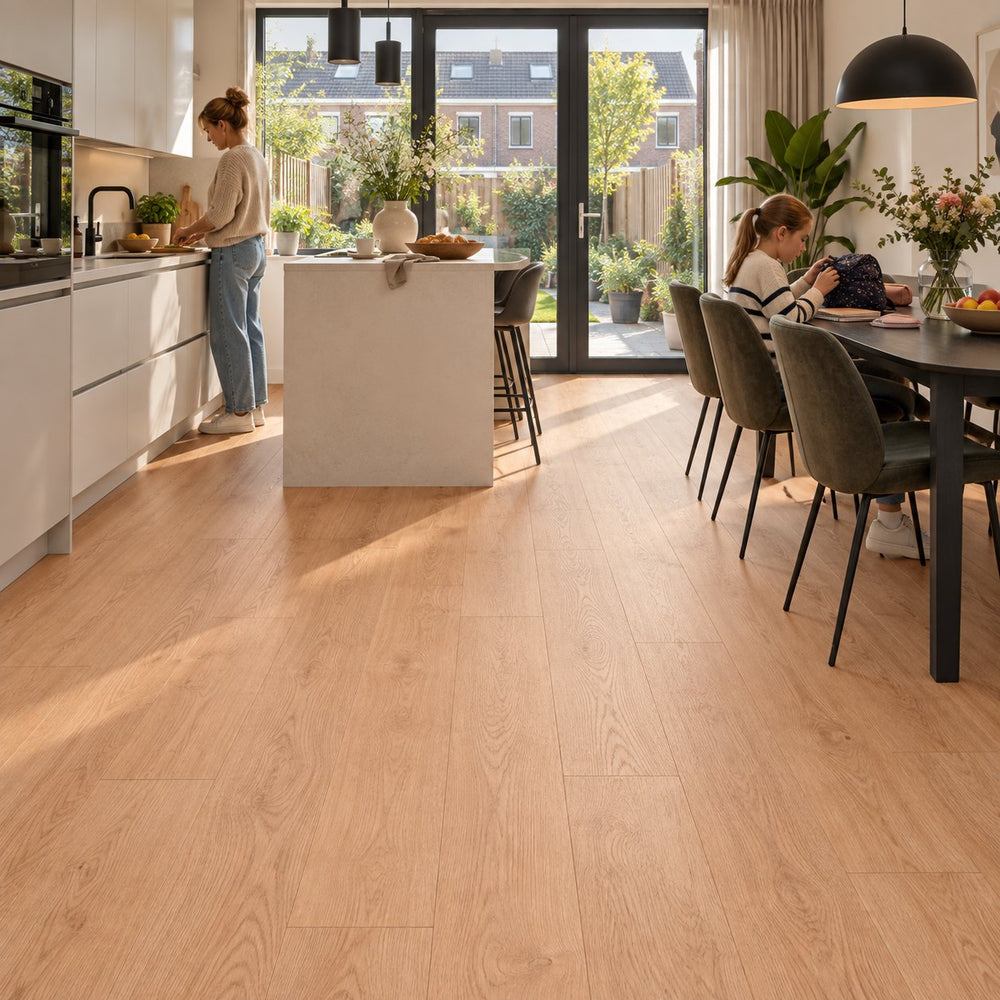Natura Rechte Plank Warm Oak Click PVC in een Nederlands interieur