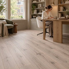 Yoga Nidra Ultra Mat Waterbestendig 8.0mm Laminaat – sfeerbeeld: thuiswerkplek met houten bureau, vrouw schrijft