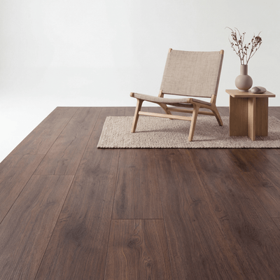 Yoga Prana Ultra Mat Waterbestendig 8.0mm Laminaat – sfeerbeeld: studio-opstelling: stoel en bijzettafel op vloerkleed, witte achtergrond