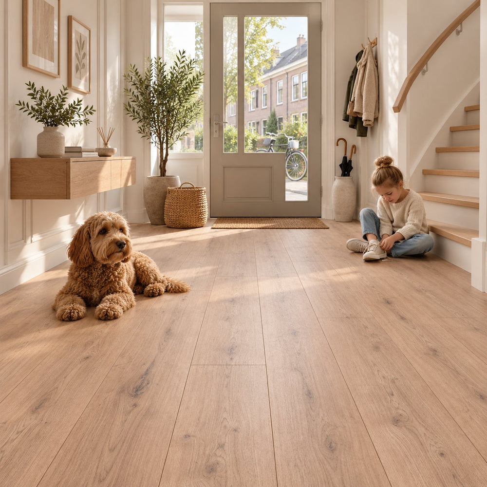 Yoga Sava Ultra Mat Waterbestendig 8.0mm Laminaat – sfeerbeeld: hal met trap, kind en hond, ingezoomd