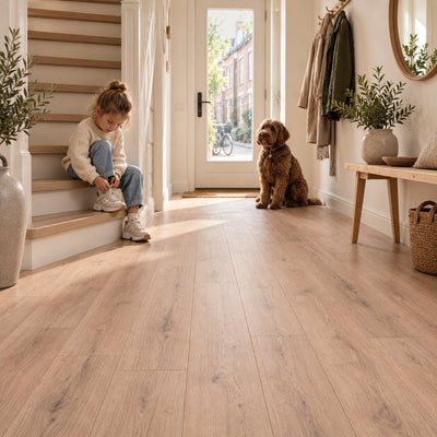Yoga Sava Ultra Mat Waterbestendig 8.0mm Laminaat – sfeerbeeld: hal met trap, kind en hond
