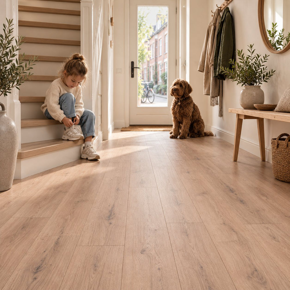 Yoga Sava Ultra Mat Waterbestendig 8.0mm Laminaat – sfeerbeeld: hal met trap, kind en hond