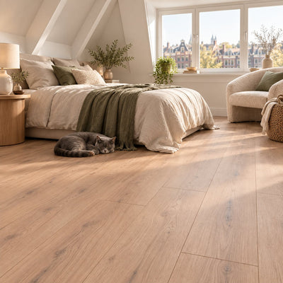 Yoga Sava Ultra Mat Waterbestendig 8.0mm Laminaat – sfeerbeeld: slaapkamer onder schuin dak, kat op vloer