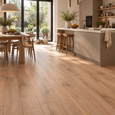 Yoga Yin Ultra Mat Waterbestendig 8.0mm Laminaat – sfeerbeeld: open keuken met kookeiland en eettafel